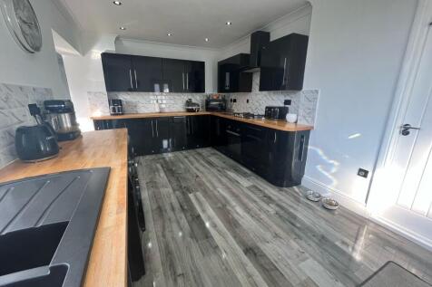FITTED KITCHEN