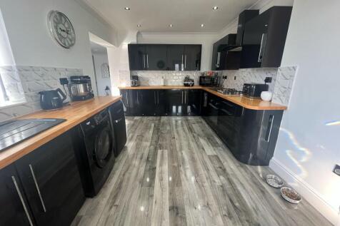 FITTED KITCHEN