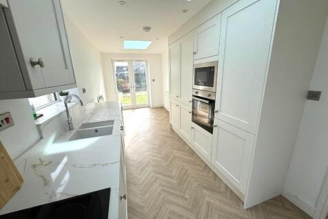 FITTED KITCHEN