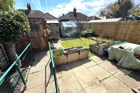 ENCLOSED REAR GARDEN