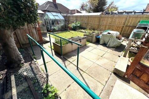 ENCLOSED REAR GARDEN