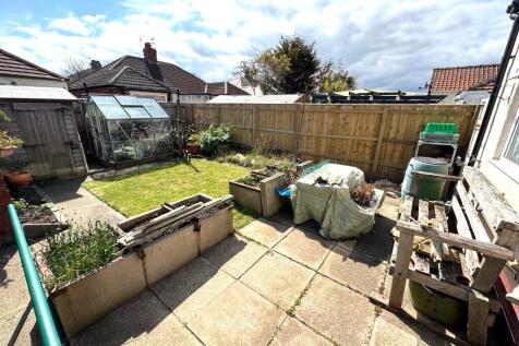 ENCLOSED REAR GARDEN