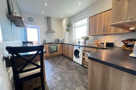 FITTED KITCHEN