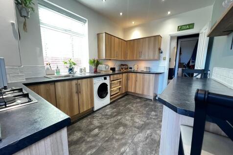 FITTED KITCHEN