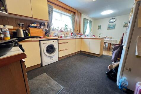 FITTED KITCHEN
