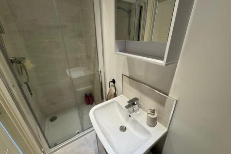 MASTER EN-SUITE