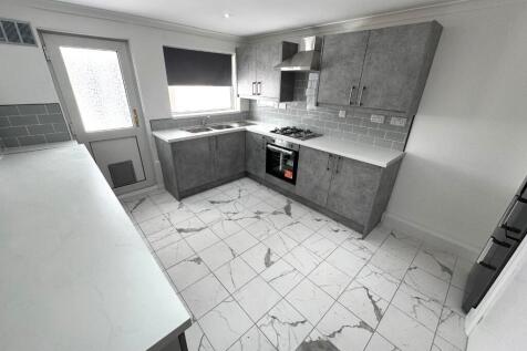 FITTED KITCHEN