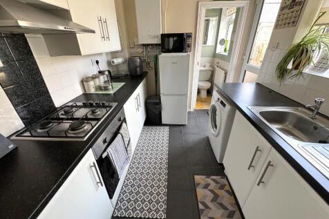 FITTED KITCHEN