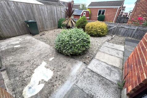 ENCLOSED REAR GARDEN