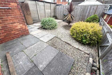 ENCLOSED REAR GARDEN