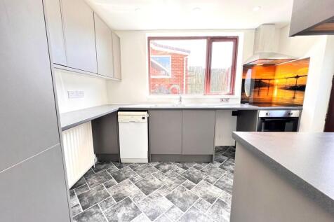 FITTED KITCHEN