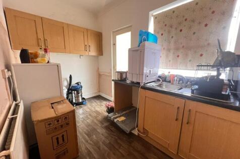 FITTED KITCHEN