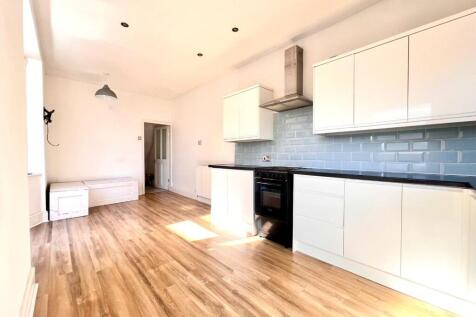FITTED KITCHEN