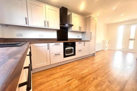 FITTED KITCHEN 