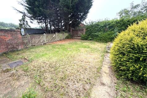 ENCLOSED REAR GARDEN