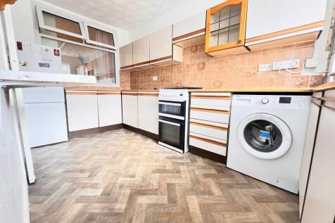 FITTED KITCHEN
