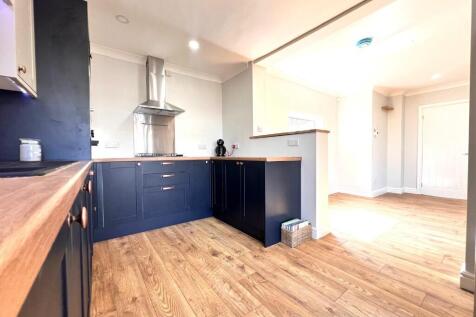 FITTED KITCHEN