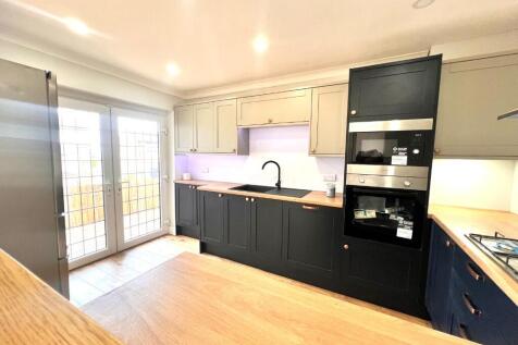 FITTED KITCHEN