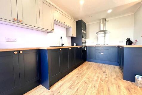 FITTED KITCHEN