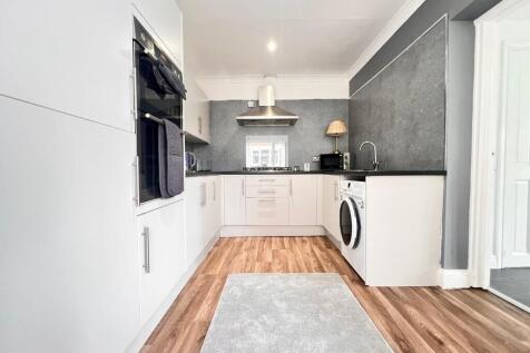 FITTED KITCHEN 