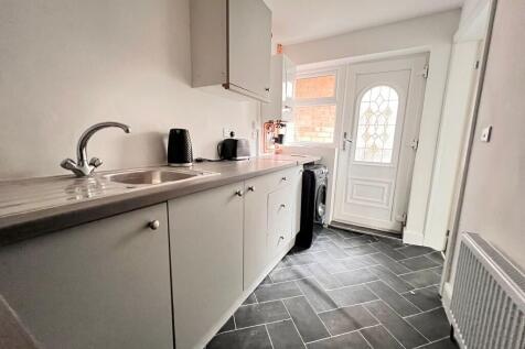FITTED KITCHEN