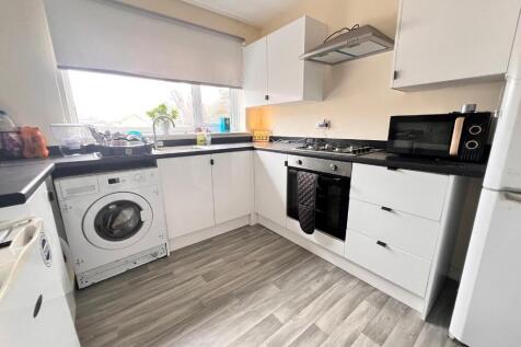 FITTED KITCHEN