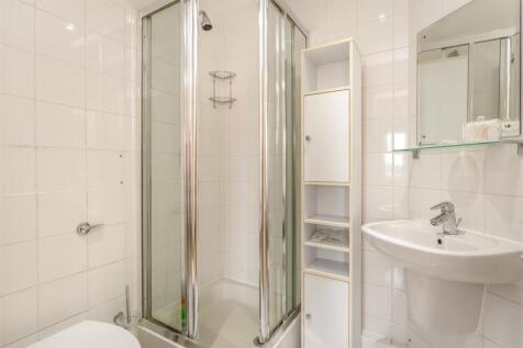 18 NAW - En-suite.jpg