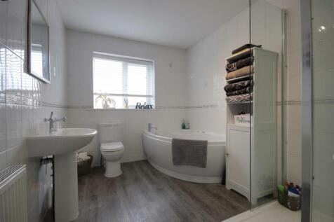 FAMILY BATHROOM/W.C.
