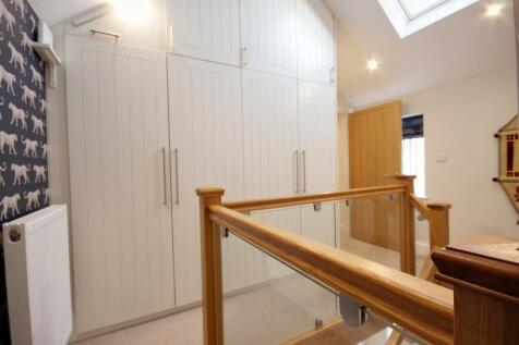 PART GALLERIED LANDING