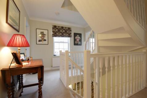 GALLERIED LANDING