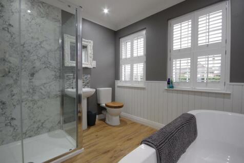 FAMILY BATHROOM/W.C.