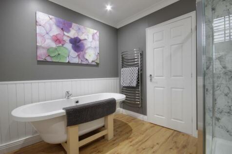 FAMILY BATHROOM/W.C.