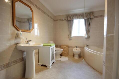 FAMILY BATHROOM/W.C.