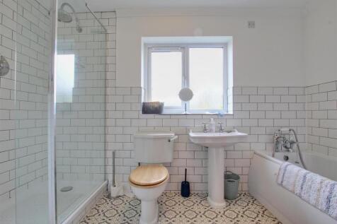 EN-SUITE BATHROOM