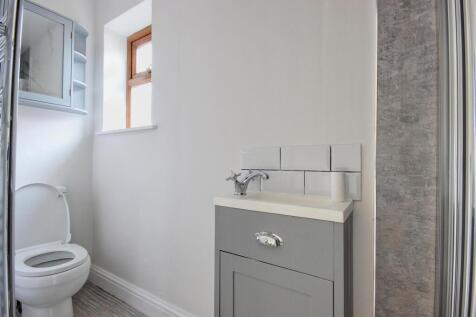 EN-SUITE SHOWER ROOM