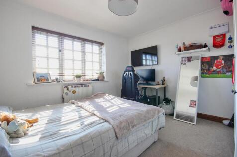 BEDROOM 2 (REAR)