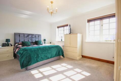 MASTER BEDROOM (REAR)