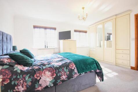MASTER BEDROOM (REAR)