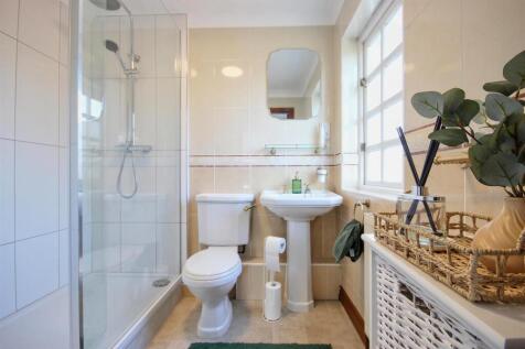 EN-SUITE SHOWER ROOM
