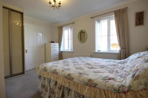 MASTER BEDROOM (REAR)