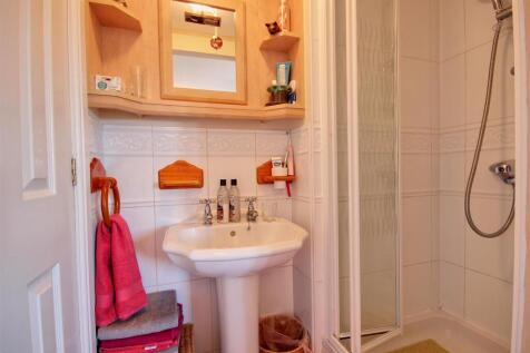 EN-SUITE SHOWER ROOM