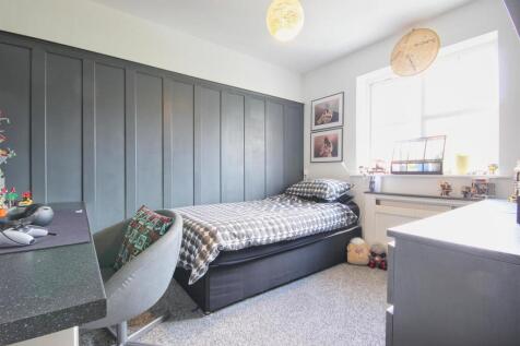 BEDROOM 2 (REAR)