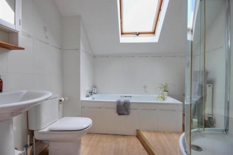 FAMILY BATHROOM/W.C.