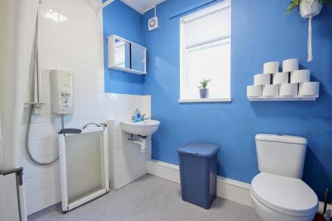 SHOWER ROOM/W.C.