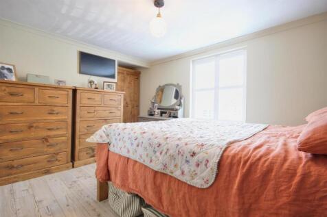 BEDROOM 1 (FRONT)