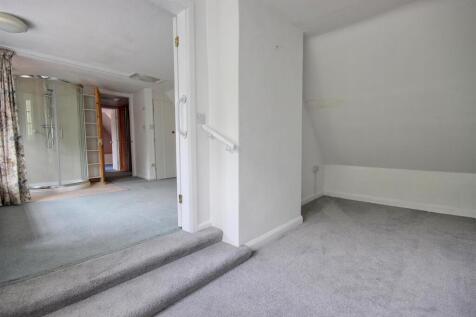 SPACIOUS LANDING AREA
