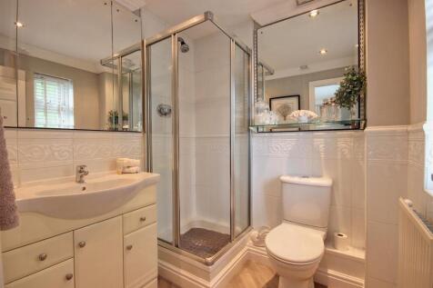 EN-SUITE SHOWER ROOM