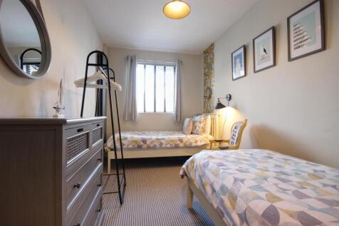 BEDROOM 2