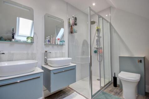 EN-SUITE SHOWER ROOM