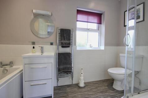 EN-SUITE BATHROOM